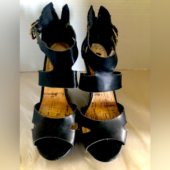 G by Guess women platform sandals. In good condition fits true to size - Picture 1 of 3